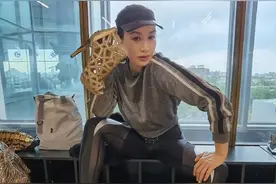 钟丽缇也太性感了，穿透视紧身裤踩恨天高，年近50身材比教练还辣图片