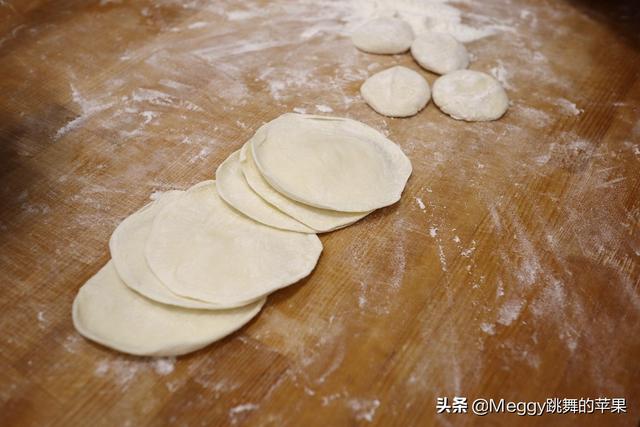 这菜好多人只知道炒着吃，却不知做馅包饺子才叫鲜，韭菜都靠边站