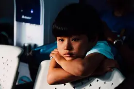 婆婆拧了孙子的耳朵，宝妈心疼不已，老人教养孩子到底有多难？图片