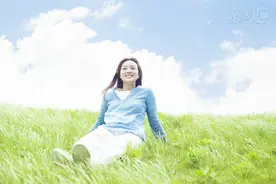 小说：被美女师姐强吻，她还问吻技如何，小伙擦掉口红印转身就走图片