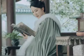 节目上亲吻郭德纲，嫁豪门后爱炫富，当上阔太的李念仍然在拼事业图片