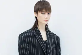 李宇春新造型亮相节目，黑色西装搭配运动鞋，混搭运动街头感十足图片