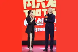 48岁闫妮瘦身后首次亮相，裤子穿到大腿根部，网友：要不要这么撩图片