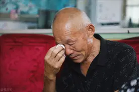 75岁老大爷哭诉：请不了保姆，上不了养老院的我，该怎么办？图片