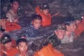 抗洪英雄董万瑞：57岁走在救灾前线，76岁离世，如今儿子副师级别图片