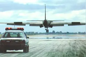 追飞机，和坦克飙车，为何美国警车总能干出这种超出想象的事？图片