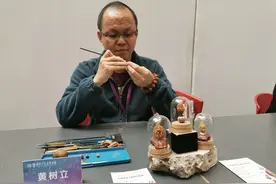 这位手艺人不简单，方寸之间，雕刻万千世界图片