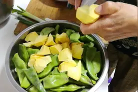 东北妈妈教你用豆角和红薯做东北炖菜，好吃又下饭，做法很简单视频封面