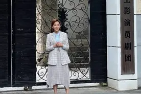 央视主持人朱迅近况曝光，街头拍摄状态佳，身材纤细小腹稍显突出图片