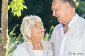 80岁老头痴缠老太太，以为是黄昏恋，却原来是爱情的不离不弃图片