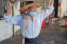 九旬阿公走街串巷卖叮咚糖60载 老海口的“甜蜜”记忆图片