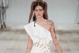 摆脱春夏无趣穿搭，只需要这四个时尚元素图片