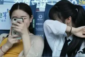 车站里遇到两个小姐姐一直对我笑，是不是我太帅了？图片