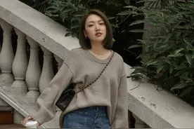 小白鞋不吃香了，今年流行“一脚蹬”，配牛仔裤，不仅时髦还显高图片