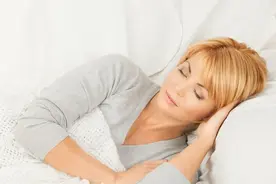 女性睡觉时做到“3脱”，不仅睡得好，还能预防“乳腺癌”图片