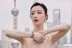 倪妮新造型吸睛，肉色蕾丝上衣和肌肤融为一体，网友：像内衣背心图片