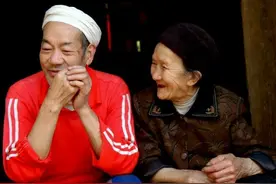 重庆19岁小伙爱上大10岁寡妇，私奔进山50年，徒手凿出6千级天梯图片