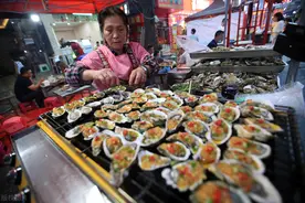 重庆男人开大排档，“进店送啤酒”，反倒一年收款170万，可复制图片