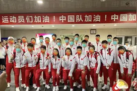 霸气出征！国羽26人奔赴东京，队员神色轻松，3个项目有望夺金图片