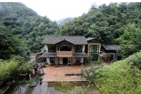他带着妻子远离繁华城市，去到深山老林修建别墅过闲云野鹤的生活图片