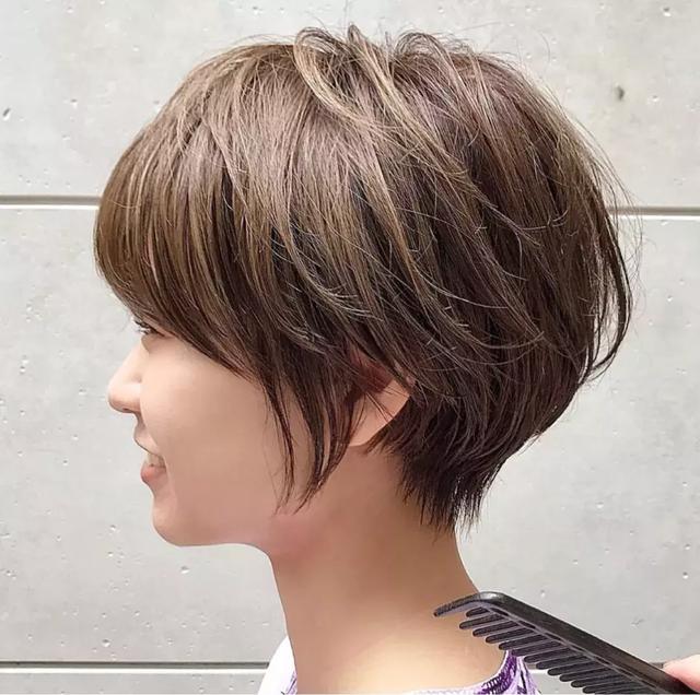 短发发型女学生圆脸露耳,10岁一12岁儿童短发发型有哪些,试试这几种