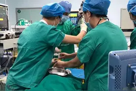 三亚1岁多男童吃核桃卡喉，情况危急图片