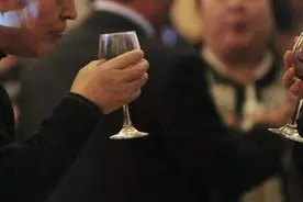 喝完酒就腹泻，身体存在着3种疾病，看看你“中招”了吗？图片