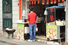 武汉老板开早餐店，利用“一块招牌”，年赚130万，赚钱模式给你图片