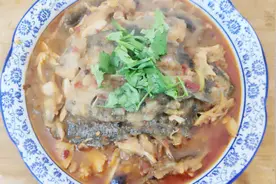 炖鲫鱼时，千万不要直接下锅炖，多做这一步，酥烂入味吃不到鱼刺