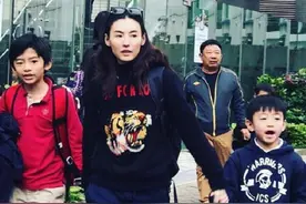 高龄生娃是“整容”，张柏芝三胎儿子长大后，网友：差点没认出来图片