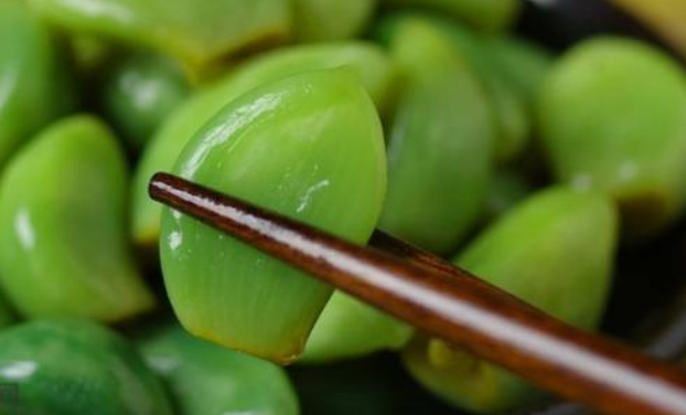 腊八蒜腌成绿色又变黄，是发霉了吗？这时候需要检查几件事