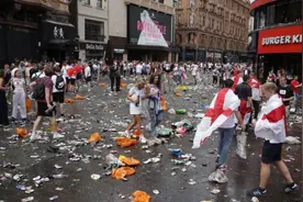 英国流氓在温布利殴打意大利球迷！多人倒地仍被暴揍，出手太狠了图片