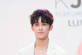 吴磊身穿白色学院风西装，藏不住的少年气图片