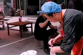 山东大姐街边10口锅卖炖菜，4元一份还能加，3h卖光流水2000多元图片