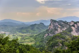 连城冠豸山，以其主峰形似古代獬豸冠而得名图片