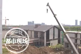 南昌：学校围墙突然被挖倒，多个部门开协调会，8月1日前会重建图片