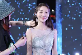 韩雪穿衣难得大胆一次，穿纱裙露出内衣痕迹，看着尴尬整体却很美图片