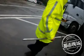 “你一点话都不听！”儿子疲劳驾驶，父亲手持铁棍“教育”图片