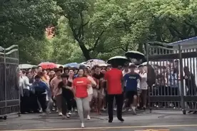 一字马、人形比心 这些“考后出场方式”出圈了图片