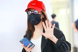 “浪姐”吴昕3天翻牌同件外套 戴小红帽休闲可爱图片