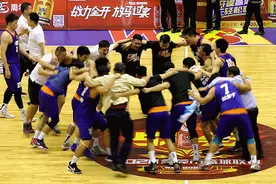 东莞市联赛经典战！75分先生爆发！中堂胜大朗时隔5年重返四强图片