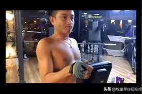 文章离婚后痴迷健身 赤膊训练肌肉线条初显图片