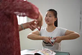 不一样的第一课！15岁聋哑女孩作为一年级新生开始“新生”图片