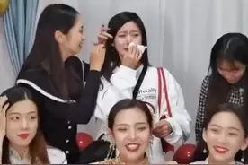 太激动！山东女子参加闺蜜婚礼从头哭到尾，网友不解：有啥好哭的图片