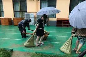铲车摆渡！暴雨中郑州一幼儿园303个孩子被困，老师趟水护送他们回家图片