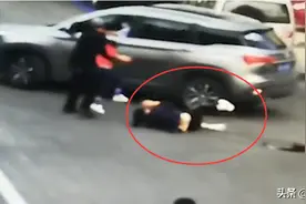 女子当街遭前男友驾车碾压！男子倒车欲行凶3次，路人冒险将其救下图片