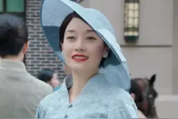 马伊琍《旗袍美探》造型翻车，女人什么时候能摆脱“少女感”审美图片