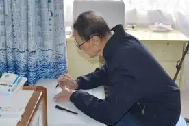 “钱财生带不来，死带不走！”上海老伯做了一件事，全网为他点赞图片