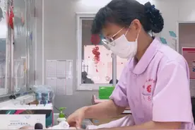 倘若孩子迟迟不会走路，落后同龄人一大截，尽早带孩子看医生吧图片