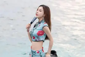 小姐姐把长旗袍改成短裙和漏脐短袖超美，主要更显身材哦图片